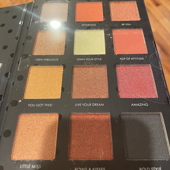 Disney Minnie Mouse NEW eyeshadow palette with mirror metallics - Picture 3 of 3